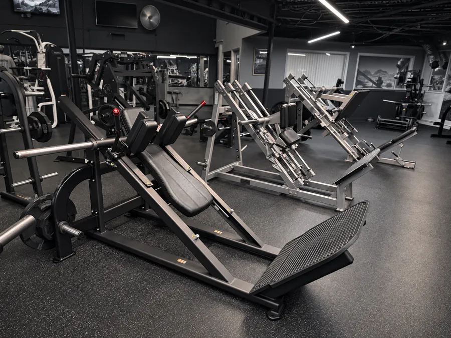 Nautilus hack squat machine